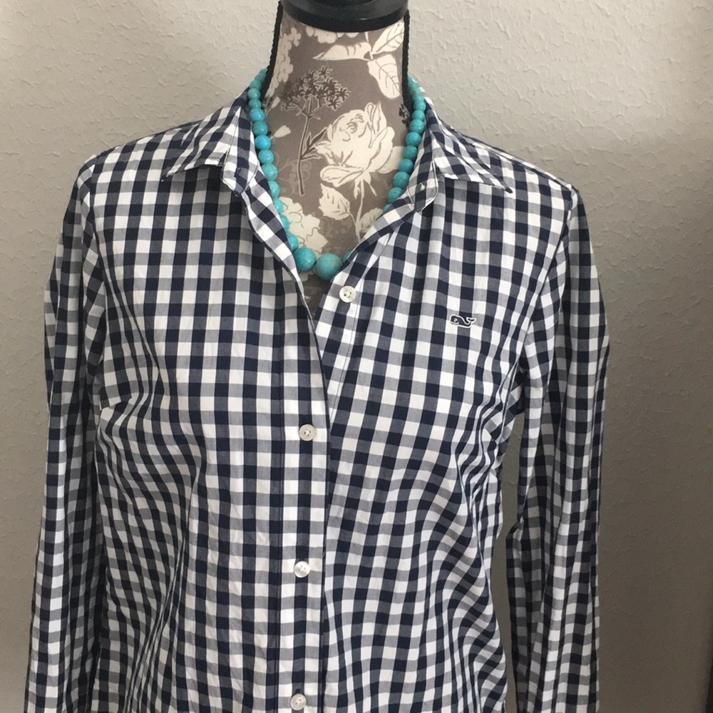 Vineyard Vines cute button down!